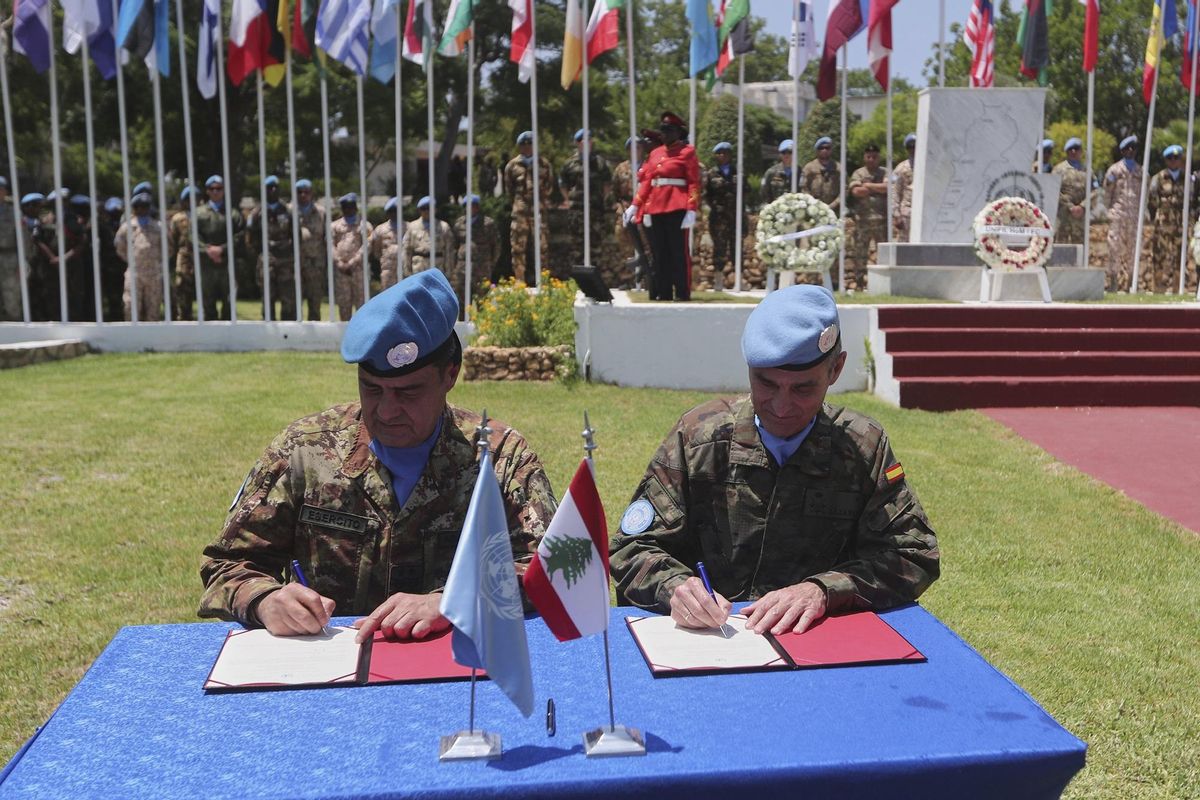 El general español Aroldo Lázaro entrega el mando simbólico de la Finul al general italiano Diodato Abagnara.