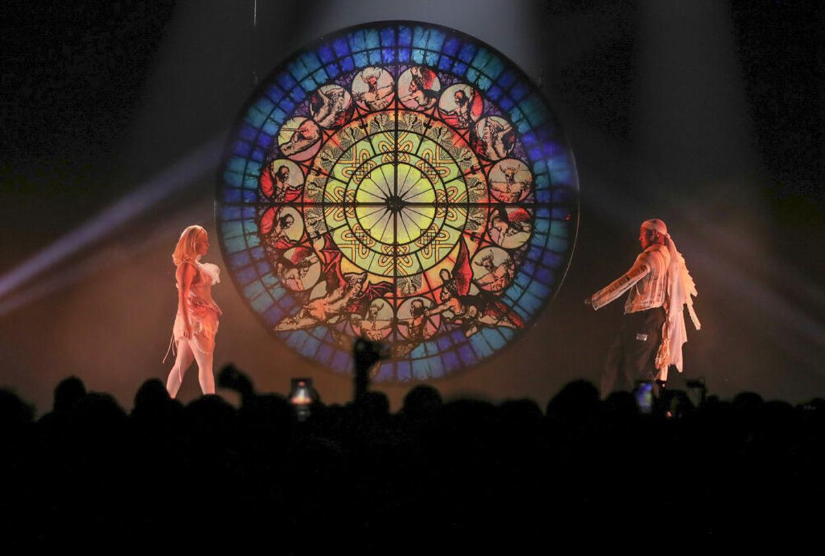 El dúo Dora & Marlon Collins durante su actuación en la primera semifinal del Benidorm Fest.