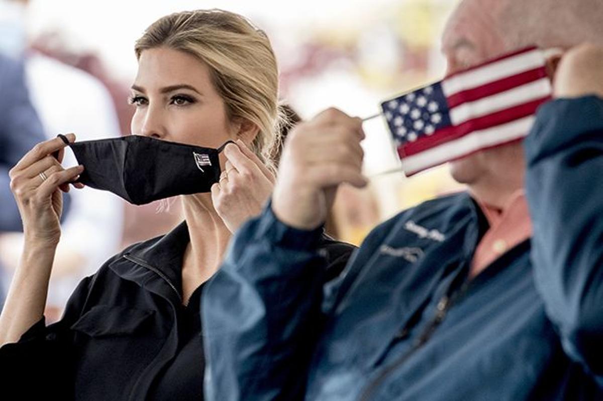 Ivanka Trump colocándose la mascarilla