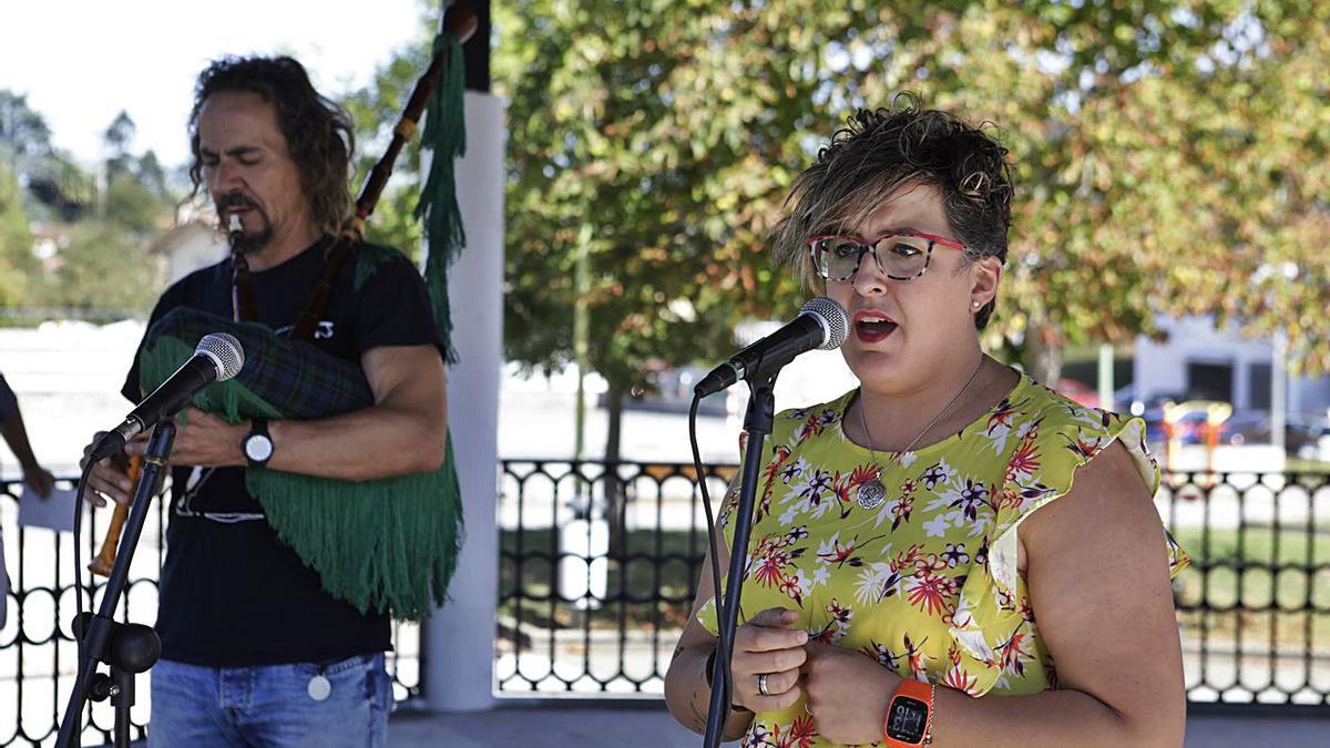 Liliana Castañón Cerceda, con Fran Álvarez a la gaita, ayer, en Cancienes. | Fernando Rodríguez