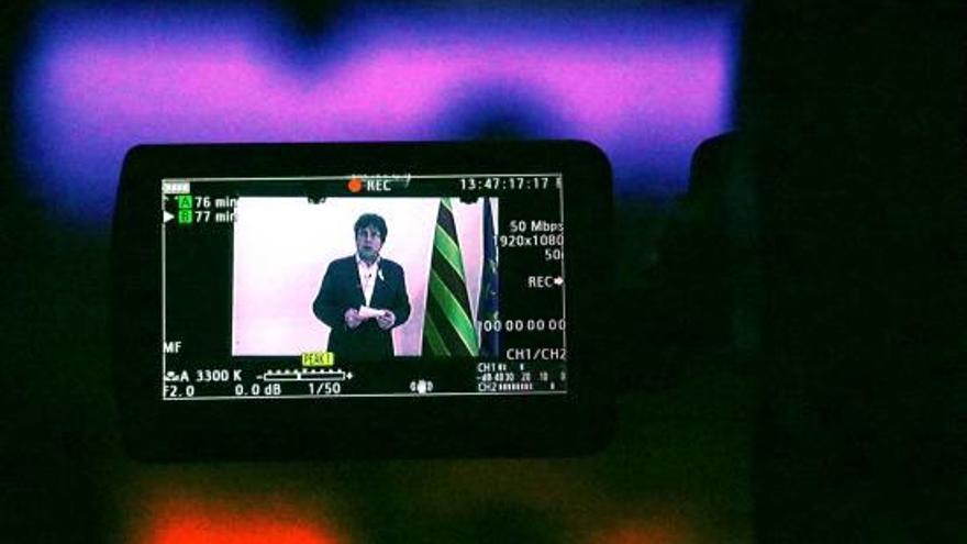 Una càmera de vídeo grava la intervenció de Carles Puigdemont durant la reunió de JxCat.