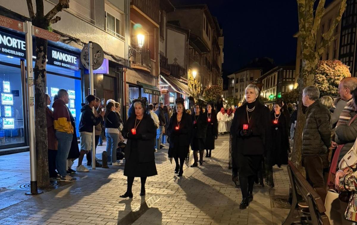En imágenes: Así fue la procesión de La Soledad, en Cangas de Onís En imágenes: Así fue la procesión de La Soledad, en Cangas de Onís