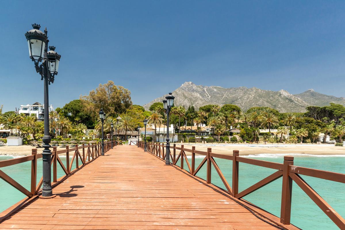 Puente de madera roja "Embarcadero" en Marbella