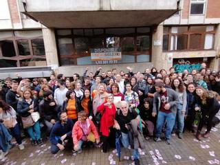 Casi 100 personas logran parar un desahucio en el barrio de Gràcia