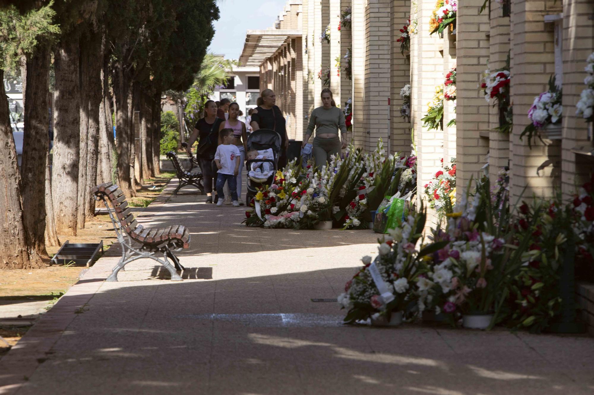 Día de Todos los Santos en el cementerio municipal de Alzira