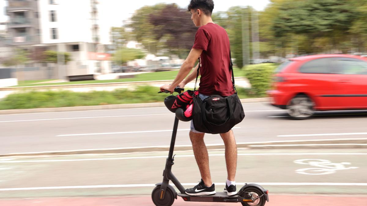 Un joven utiliza un patinete eléctrico en Castelló.