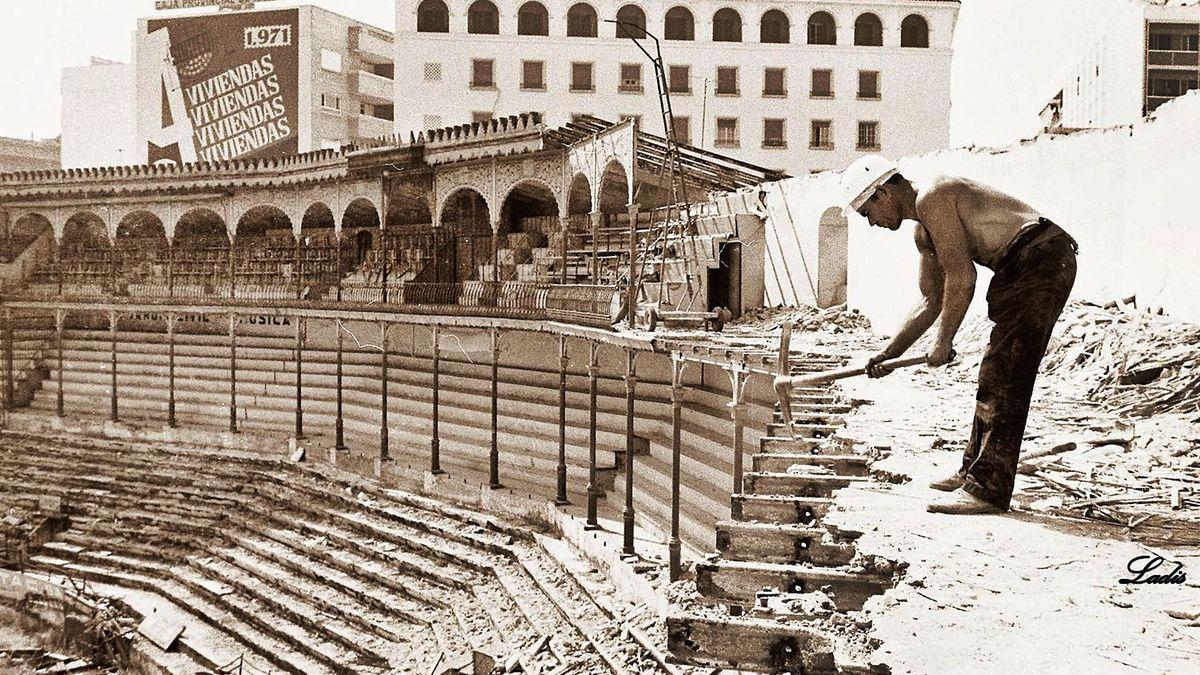 Un obrero trabaja en el derribo del graderío de la antigua plaza de toros de Los Tejares.