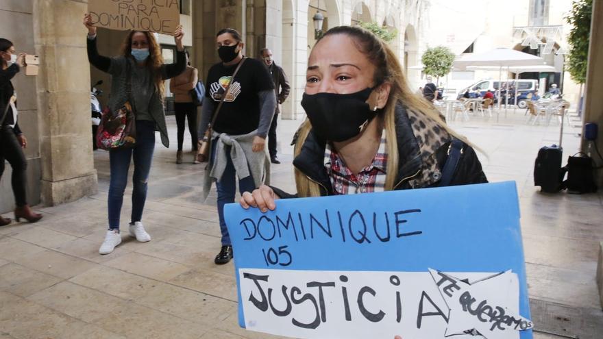 Gritos e insultos a la acusada del asesinato del pequeño Dominique