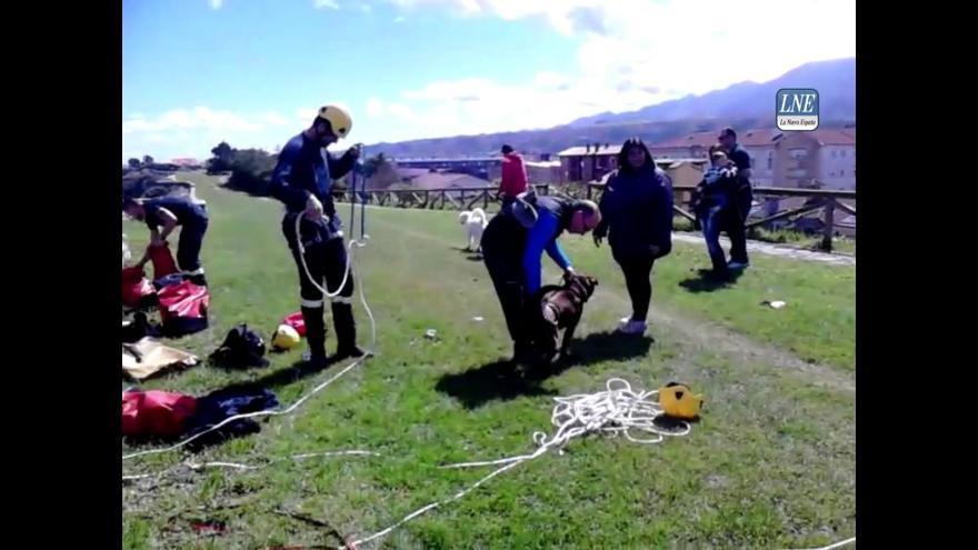 Rescate de un perro en el Paseo de San Pedro de Llanes