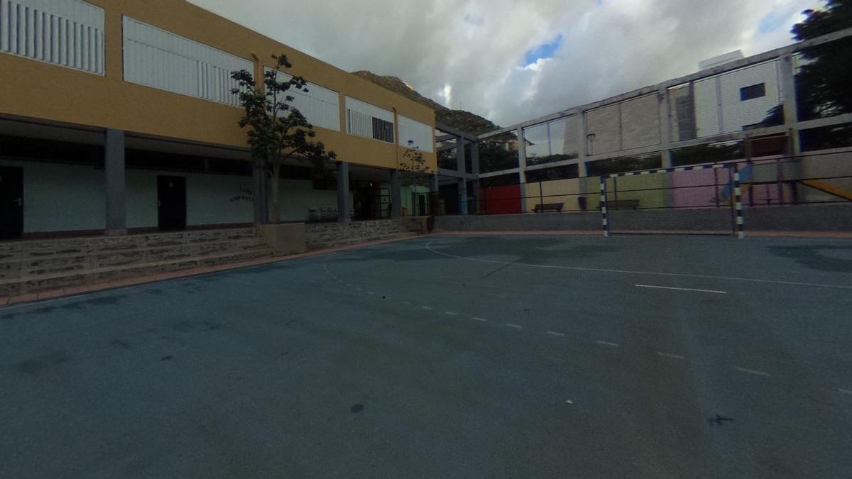 Cancha del colegio Rafael Gaviño del Bosque.