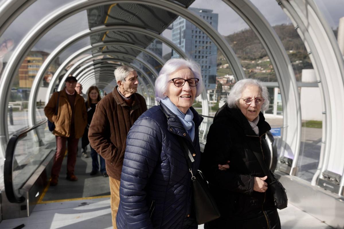 Barbón inaugura los pasillos rodantes  del HUCA y la nueva parada de autobús del hospital.
