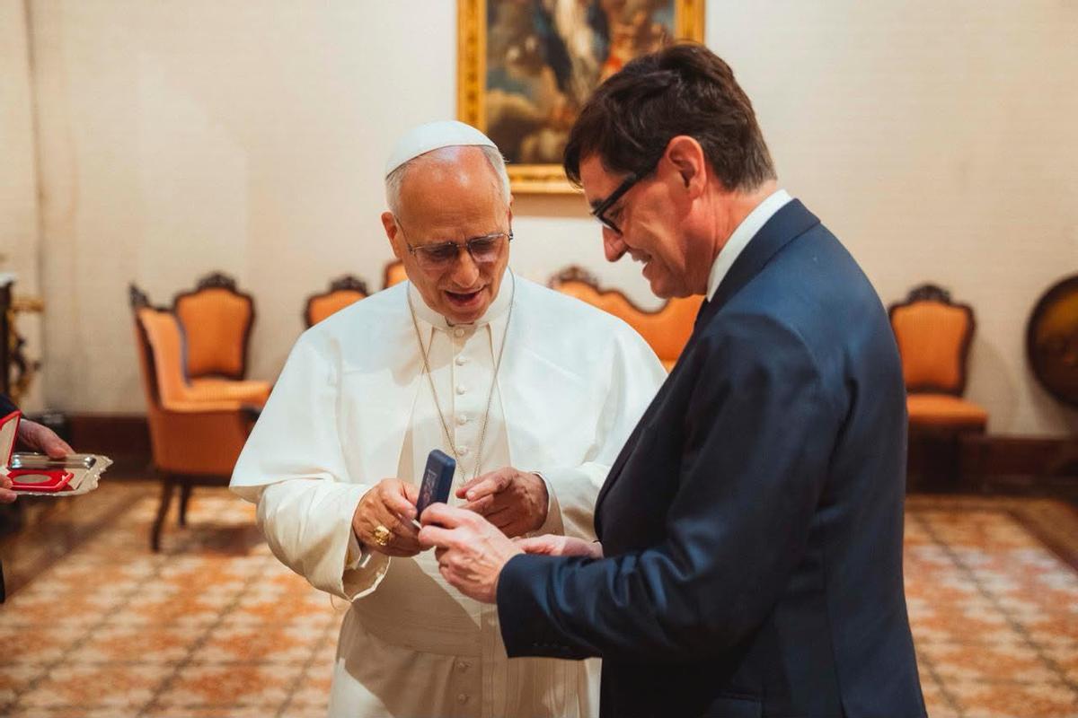 El Papa con el president Salvador Illa en Barcelona