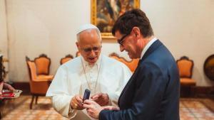 El Papa con el president Salvador Illa en Barcelona