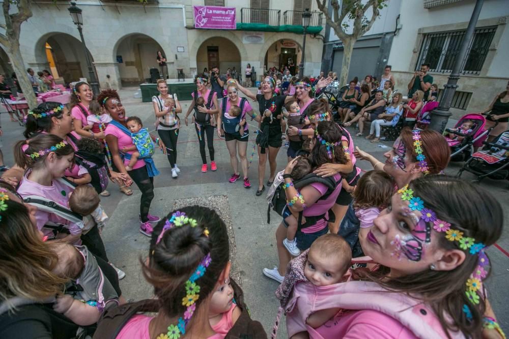 Un grupo de madres representa la canción central del musical «Mamma Mia» en la plaza de El Raval porteando a sus bebés