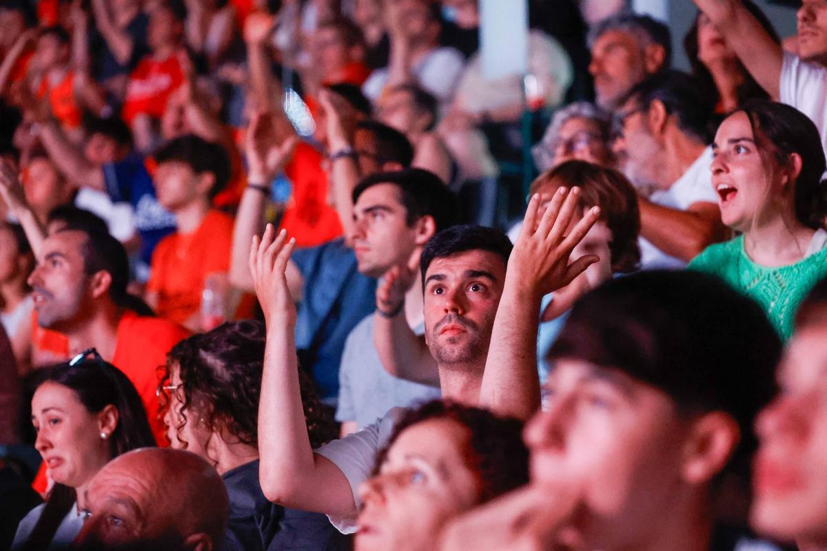 Búscate en la galería de Super: Así se vivió el Barça–Valencia Basket en el Roig Arena