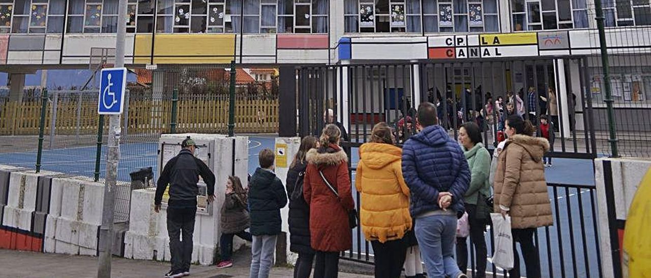 Un grupo de padres, a la puerta del colegio La Canal, en una imagen de archivo.