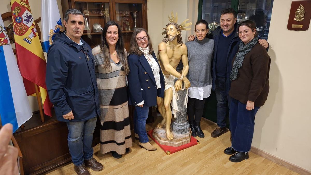 Representantes de la Junta Coordinadora de la Semana Santa, con la imagen