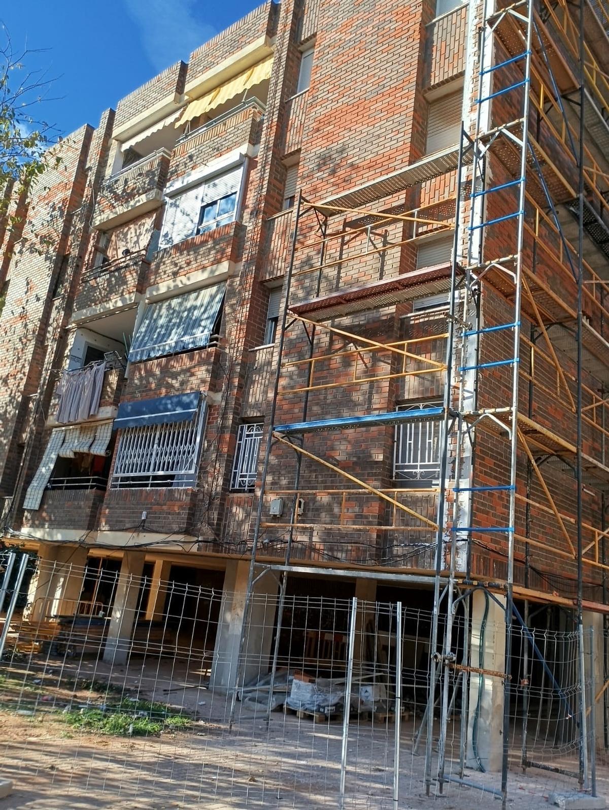 Parte de los andamios retirados.