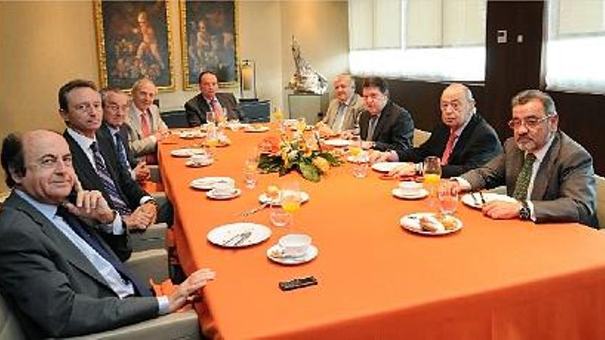 Olivas, tercero por la derecha, ayer con los dirigentes empresariales.