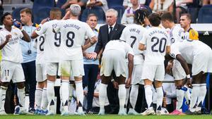 Ancelotti  rodeado de sus jugadores