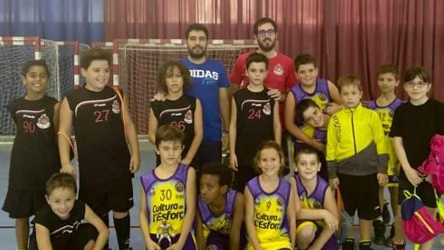 Dos de los equipos participantes en el Trofeu de Fira del Club de Bàsquet La Foguera de Canals, el pasado sábado en la localidad.