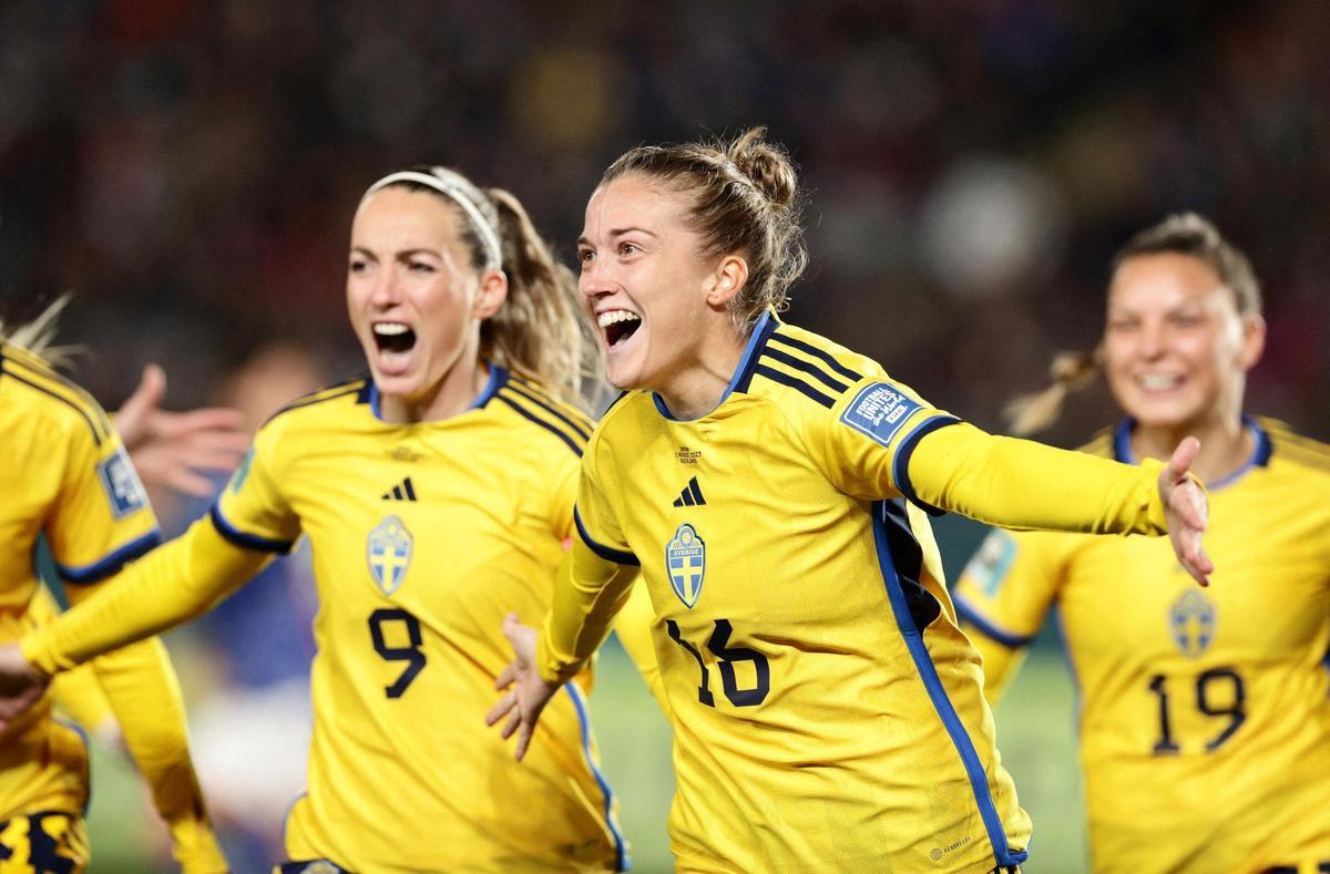 Jugadoras de fútbol durante el partido entre Japón y Suecia en el Mundial Femenino.