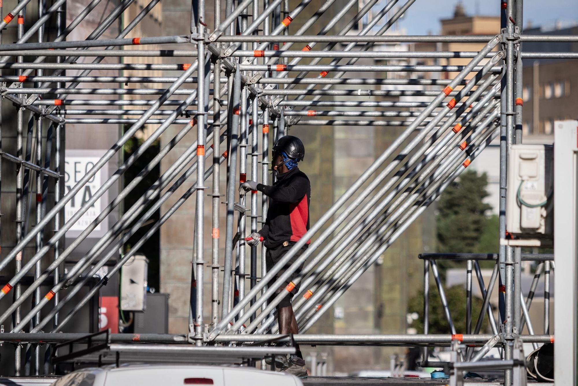 Comienza el montaje del gran escenario de las fiestas en la plaza del Pilar de Zaragoza