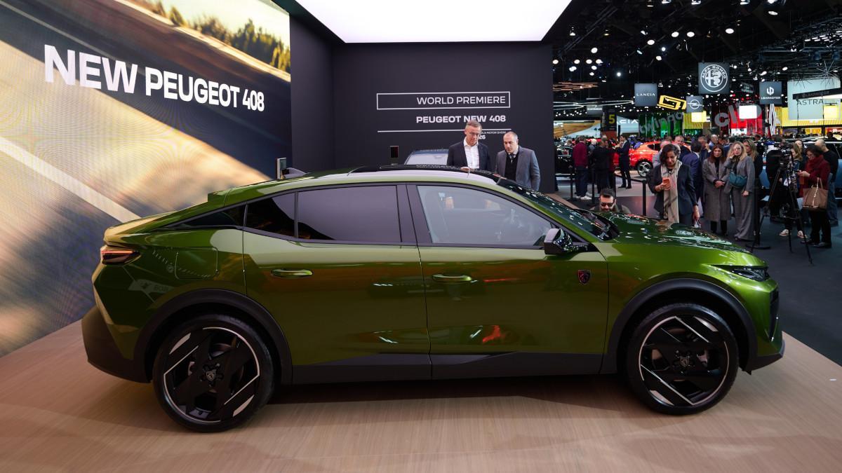 Peugeot 408 Brüksel'de tasarım değişiklikleri, teknolojik iyileştirmeler ve yeni bir elektrikli E-408 ile sunuldu.