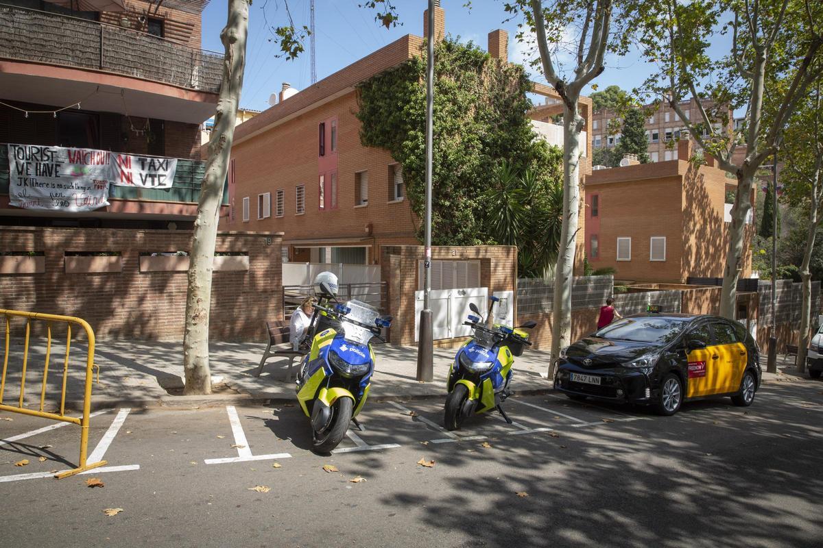 Un taxi para en la zona para motos, en la antigua parada, pese a la presencia de la Guardia Urbana, poco antes de que está le obligara a irse.