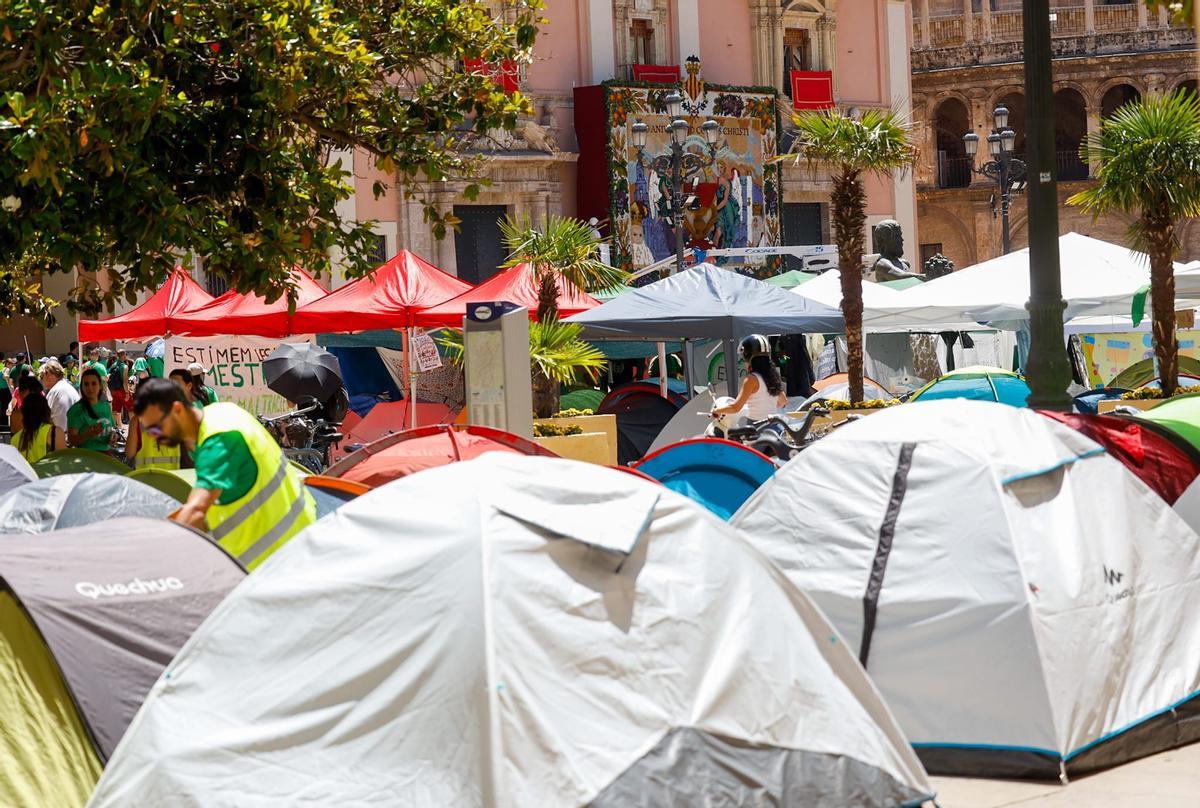 Docentes en huelga y organizadores de la fiesta del Corpus conviven en la plaza de la Virgen