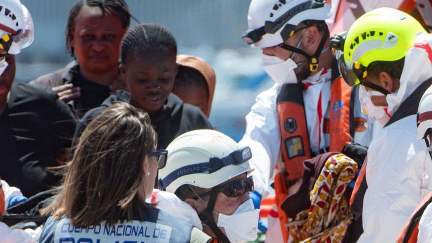 Un grupo de migrantes arriba a Puerto del Rosario.