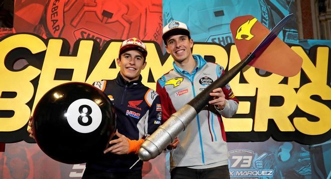 Los hermanos Marc Márquez (i) y Alex Márquez (d) celebran sus títulos de campeones del mundo de motociclismo, este sábado en Cervera, Lleida.