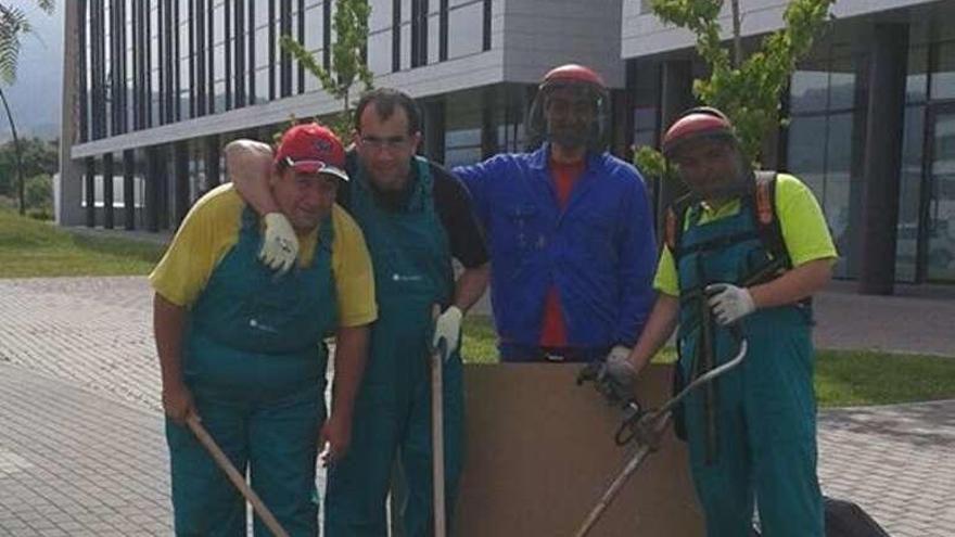 Trabajadores de la brigada de jardinería, en Porto do Molle. // Juan María