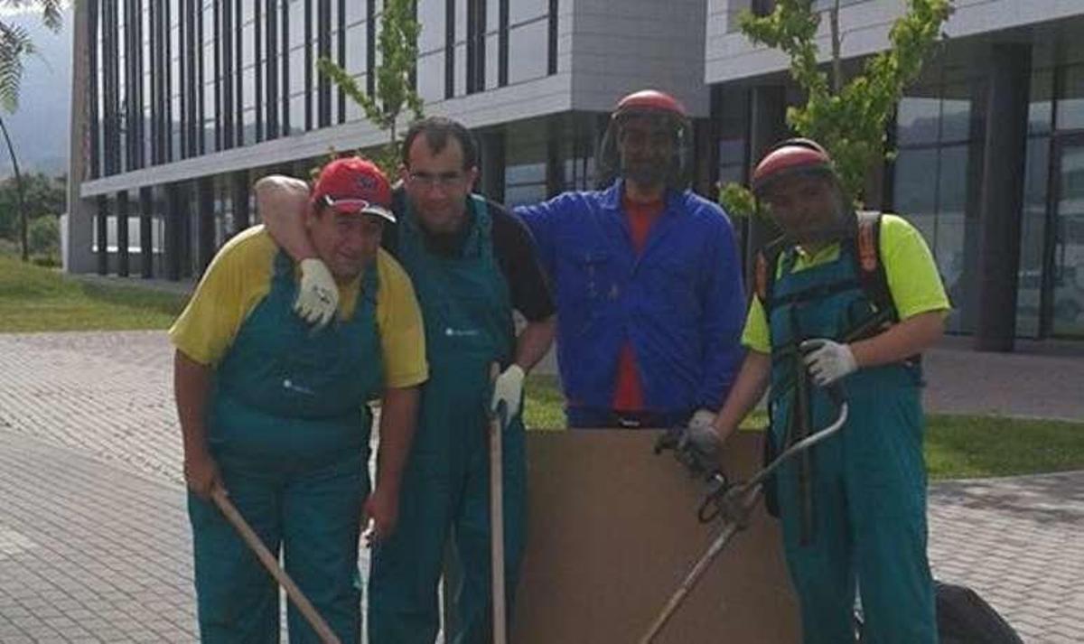 Trabajadores de la brigada de jardinería, en Porto do Molle. // Juan María