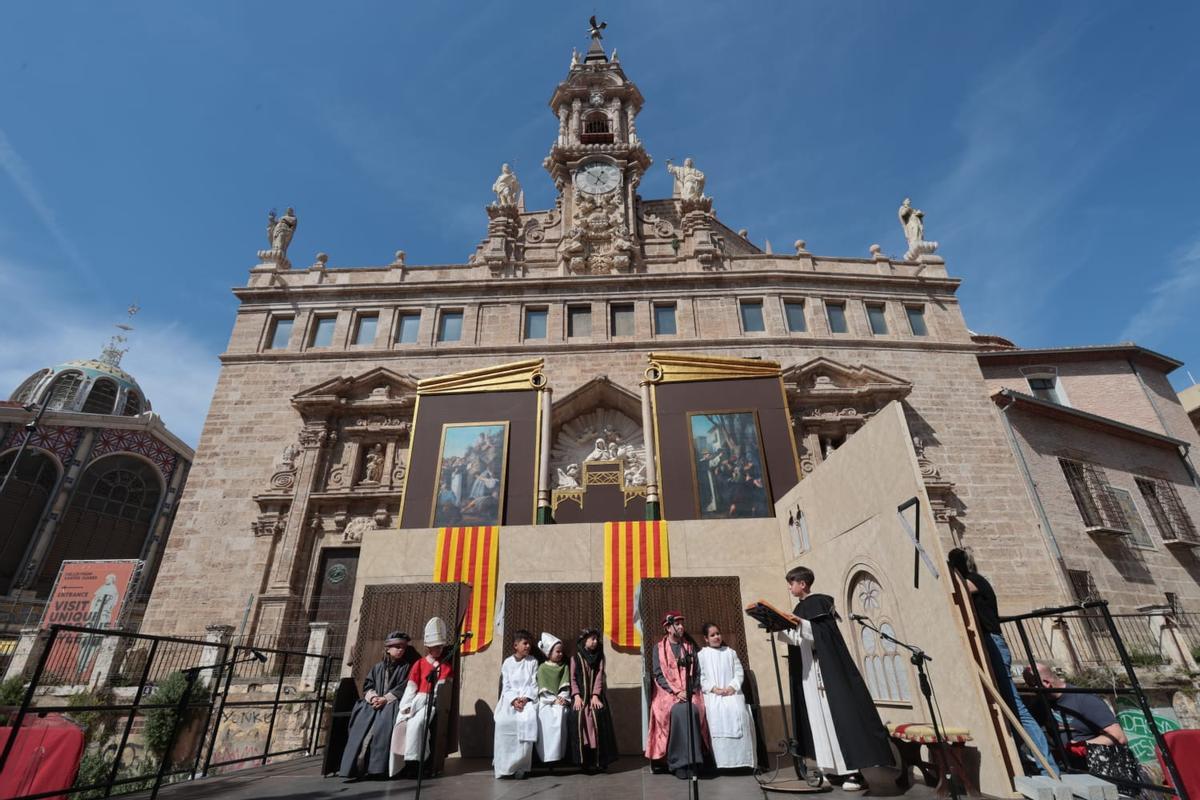 Escenificación de uno de los 'Miracles de Sant Vicent' este sábado en València.