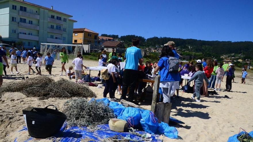 Cientos de escolares se unen en una cadena humana en Aldán contra los vertidos en la ría