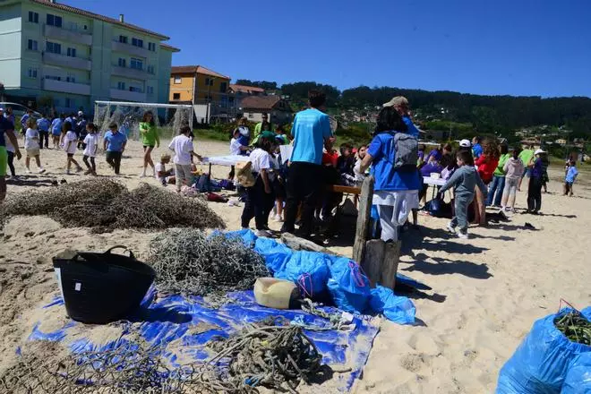Cientos de escolares se unen en una cadena humana en Aldán contra los vertidos en la ría