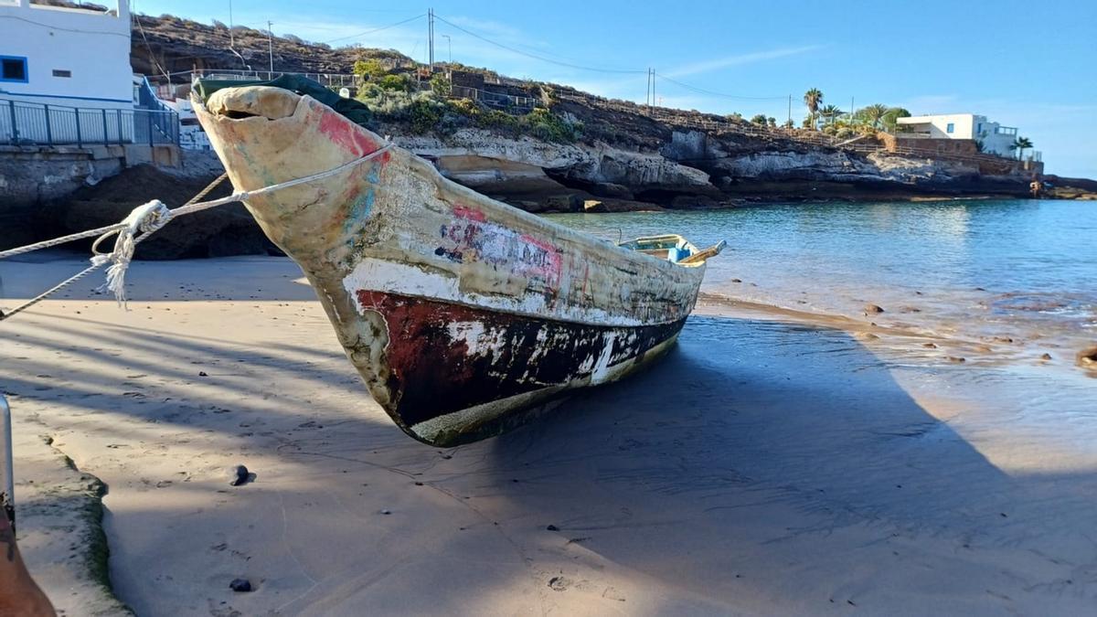 Un cayuco con 49 migrantes llega por sus medios a la playa de El Puertito de Adeje.