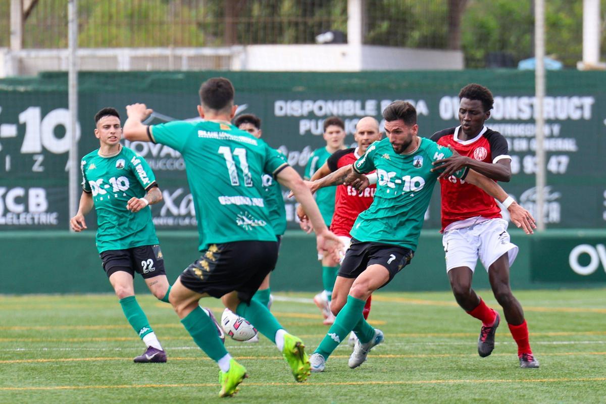 Imágenes de la derrota de la PE Sant Jordi por 1-2 ante el CD Migjorn