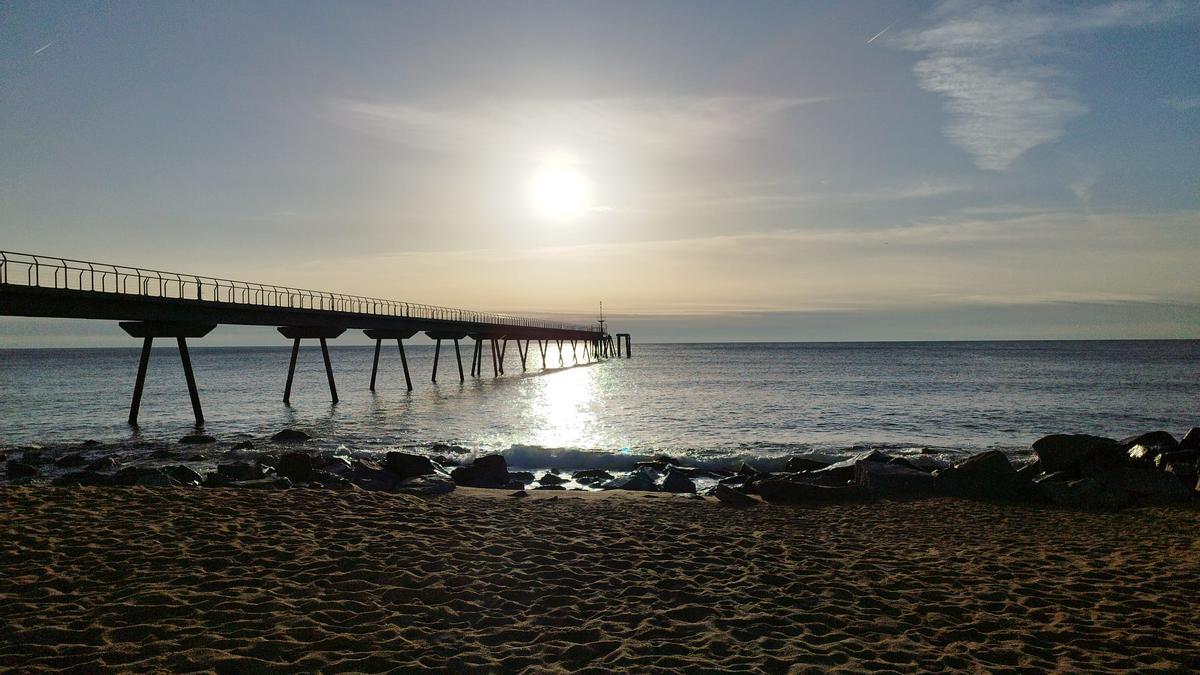 Playa de Badalona y Pont del Petroli sol y pocas nubes