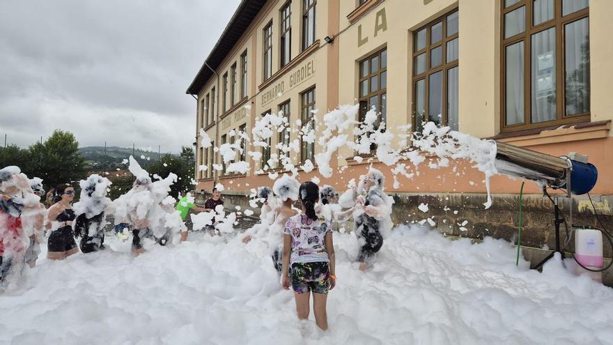 Grado celebra el fin de curso con fiesta de la espuma, magia y actividades en familia en los centros educativos