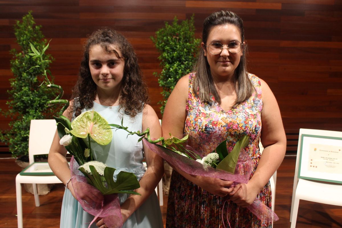 La reina mayor de las fiestas, Andrea Pérez Alonso (d), junto a la reina infantil, Marta Vicente Martí (i).