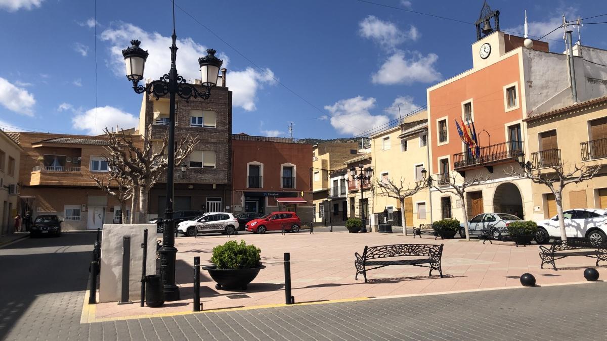 La plaza de España, donde se encuentra el Ayuntamiento de Salinas.