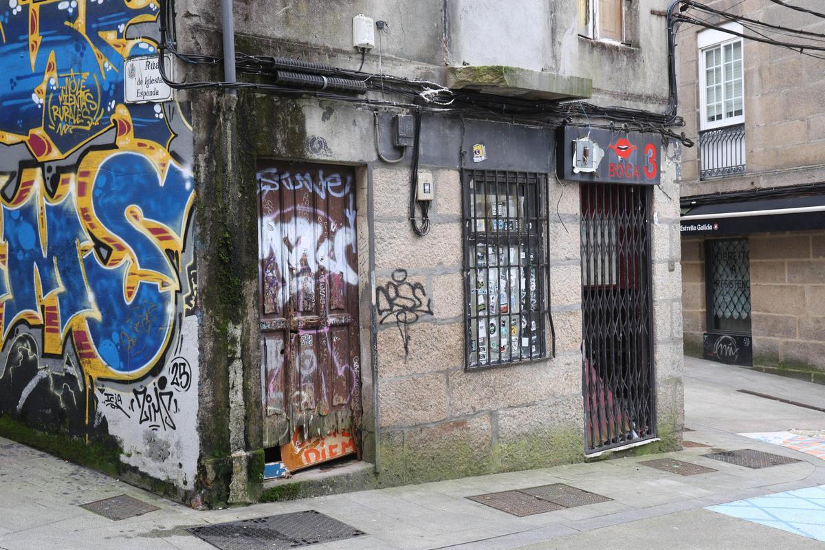 La construcción, de tres plantas, está en un evidente estado de abandono.