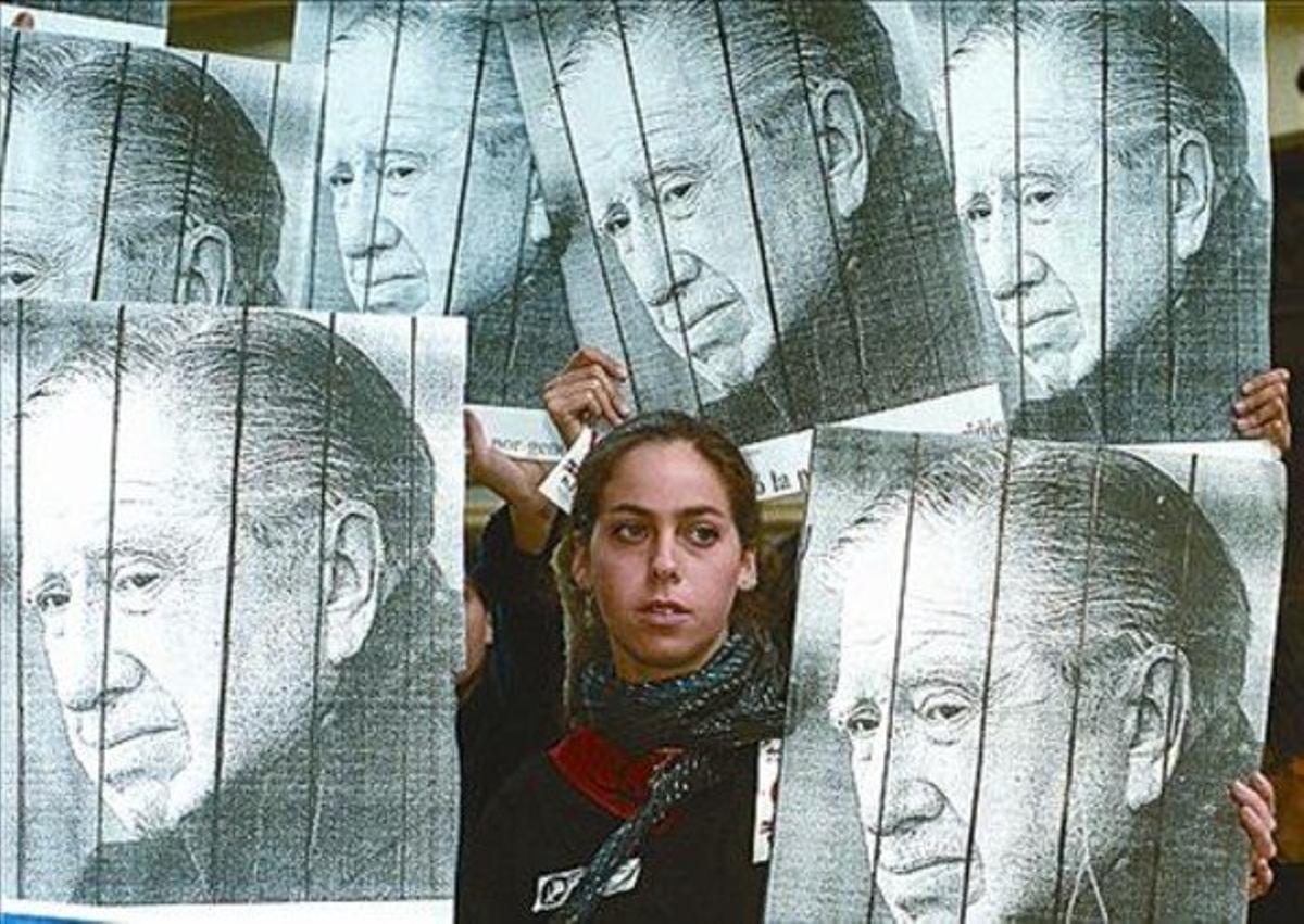 Una noia es manifesta davant de l’ambaixada xilena a Madrid en suport a l’arrest. Una noia es manifesta davant de l’ambaixada xilena a Madrid en suport a l’arrest.
