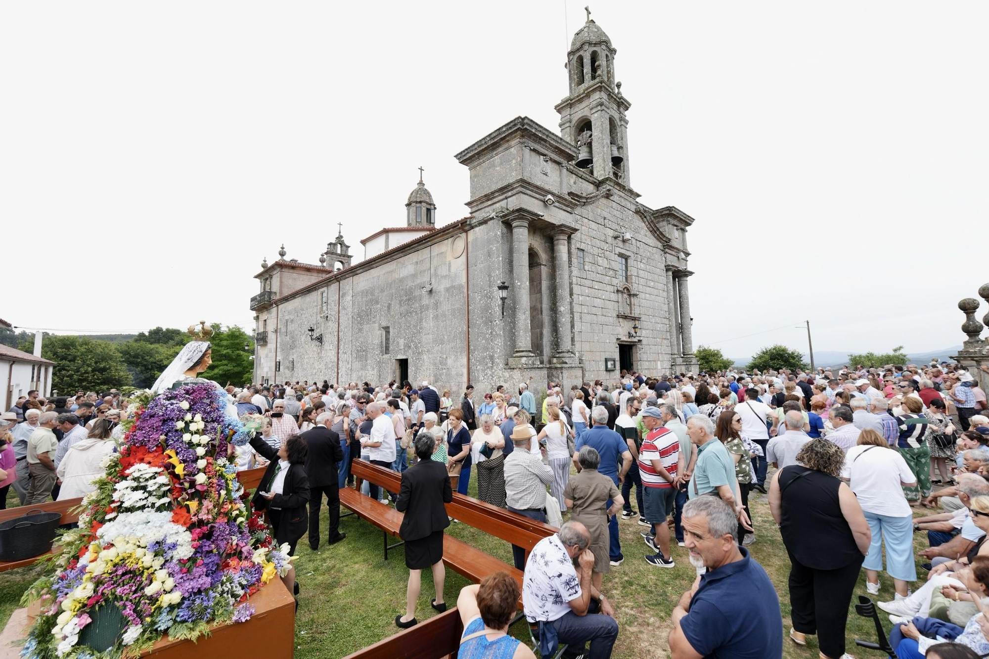 Abrazo multitudinario a la Virxe do Corpiño