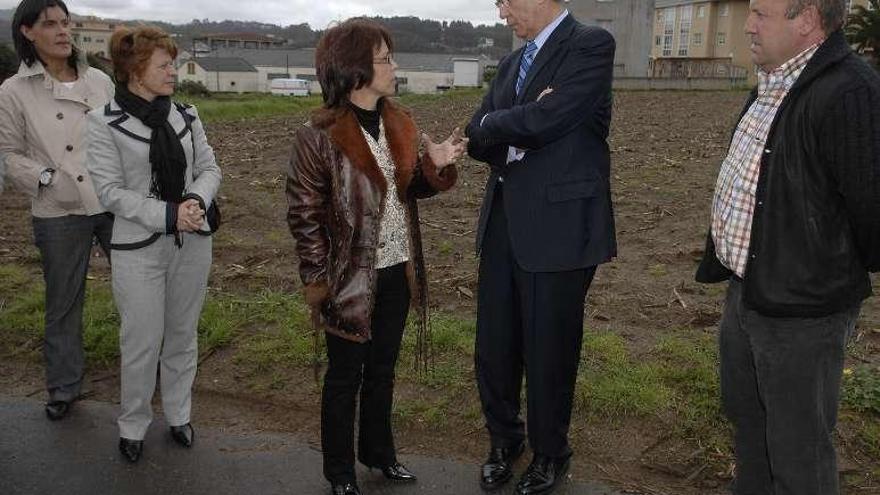 Emilio Pérez Touriño visita en 2008 la parcela del ambulatorio.