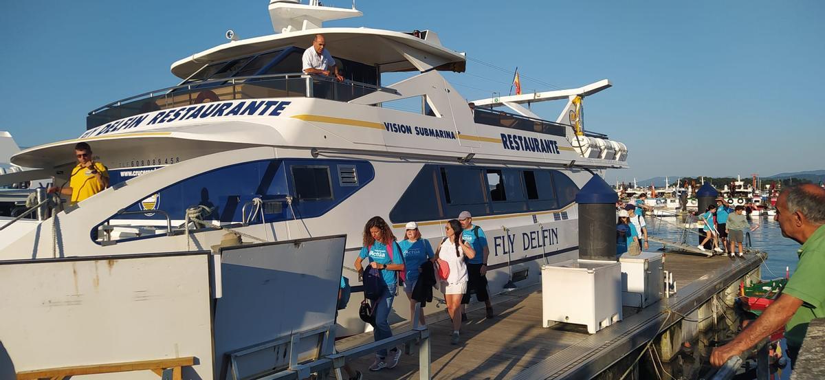 El regreso de los voluntarios al puerto de O Grove, a bordo del catamarán &quot;Fly Delfín&quot;.
