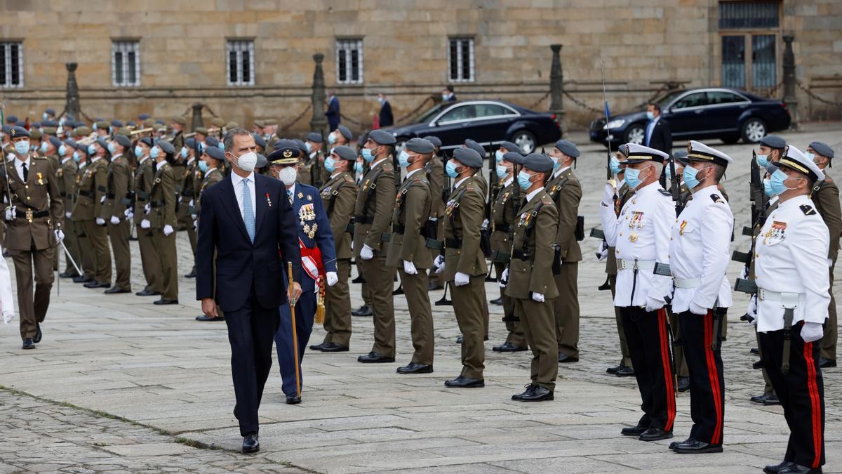 O Rei desfila ante as forzas militares na Praza do Obradoiro