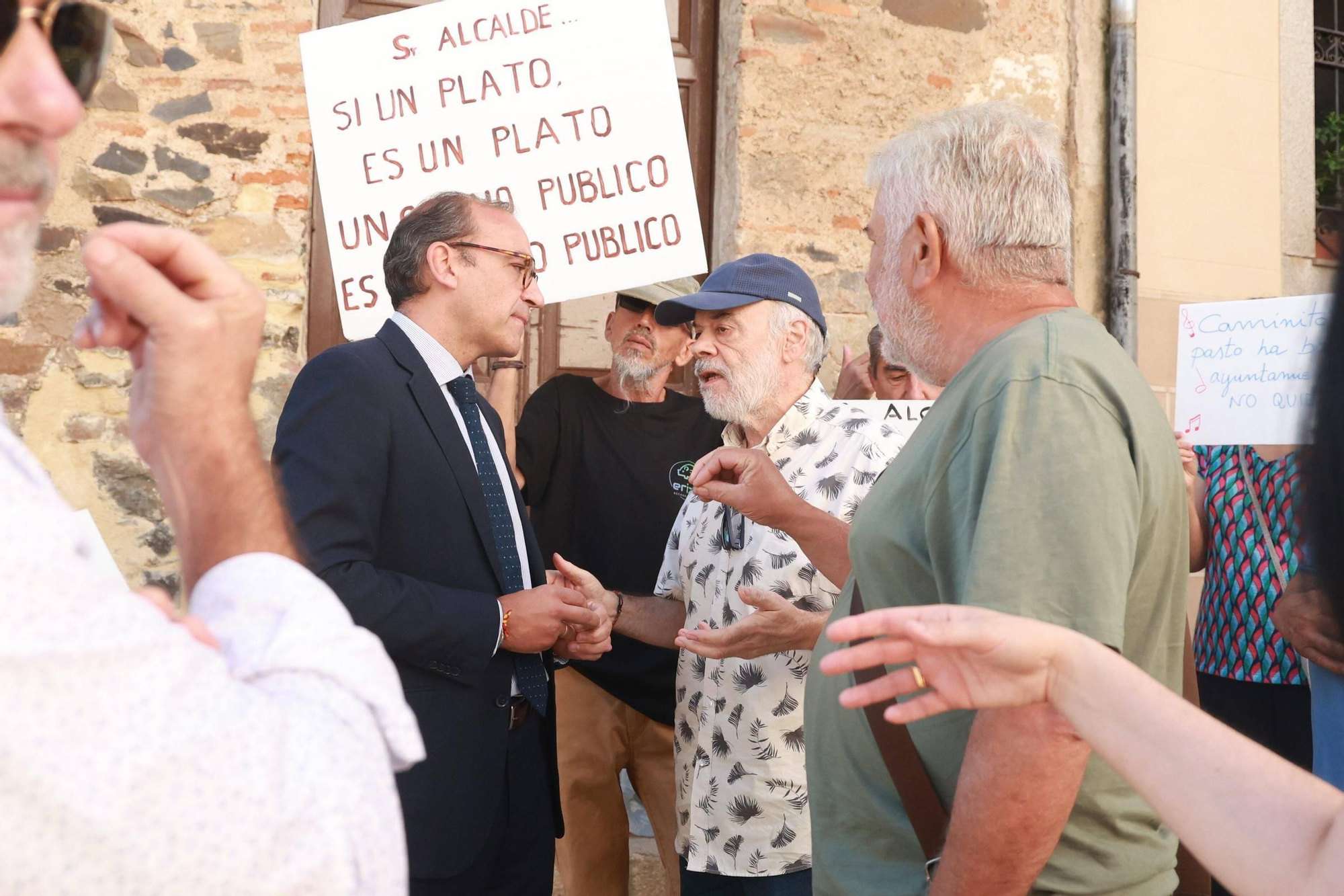 Así ha sido la protesta de los vecinos de Cuartos del Baño en Cáceres